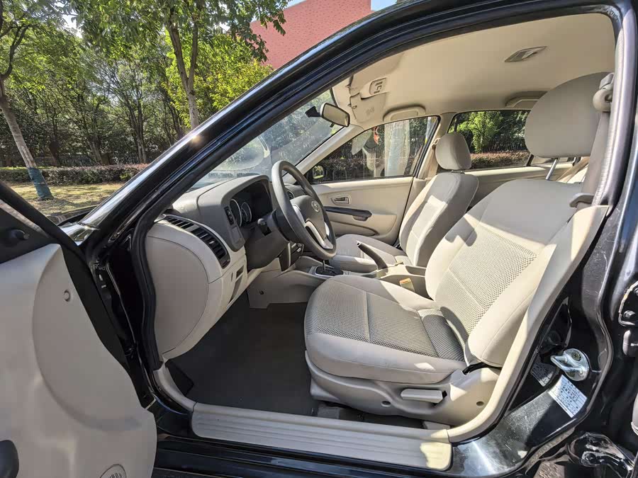 Soueast V3 Lingyue 2011 car image #9