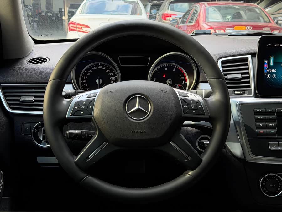 Mercedes-Benz M Class 2015 car image #9