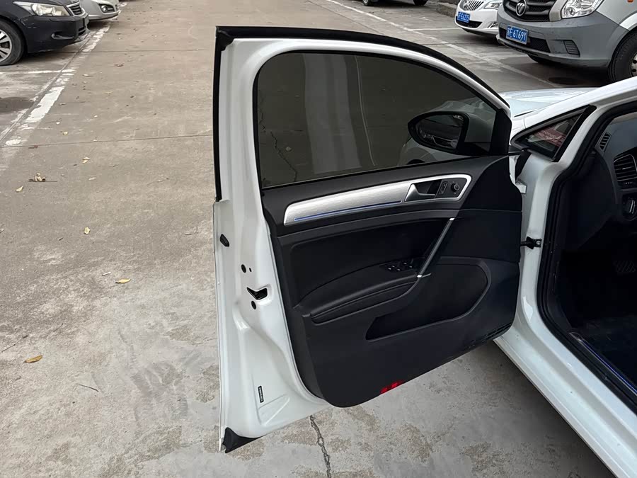 Volkswagen Golf Pure Electric 2020 car image #9