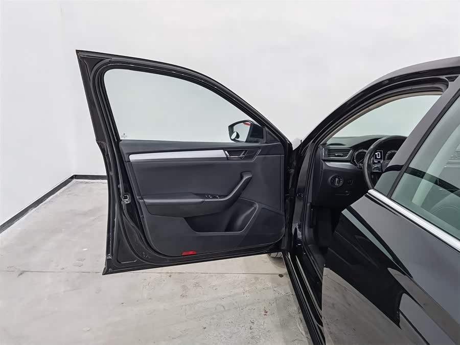 Skoda Superb 2018 car image #9