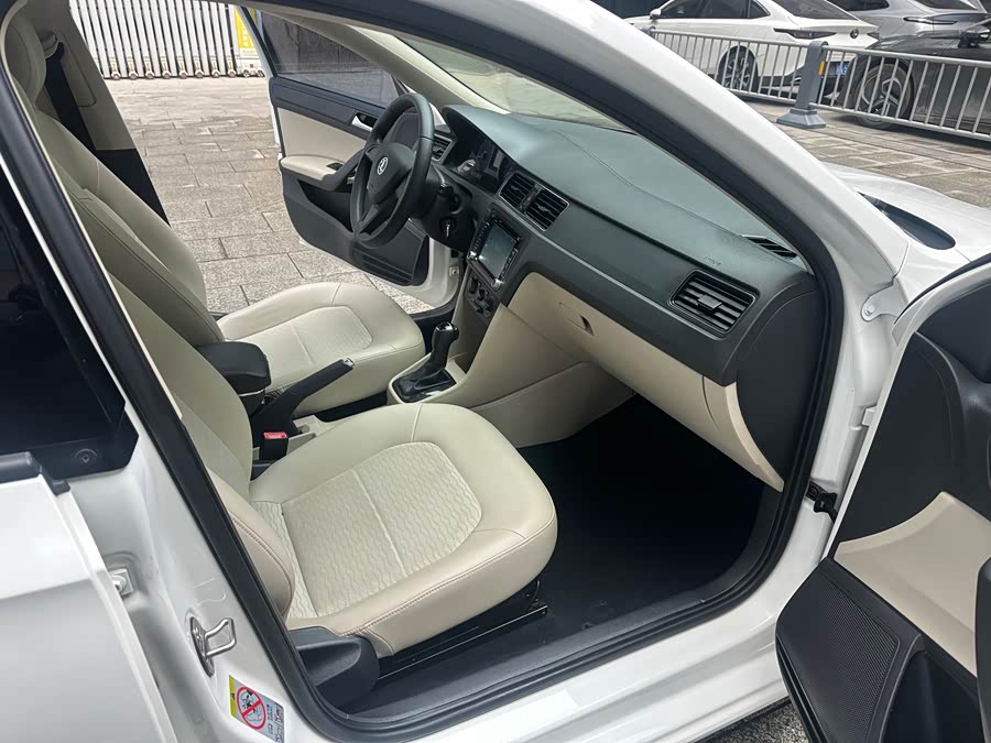 Skoda Rapid 2015 imagen de coche #9