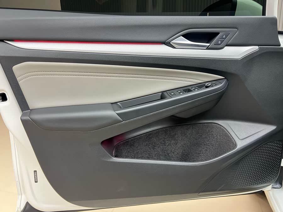 Volkswagen Golf 2023 car image #9