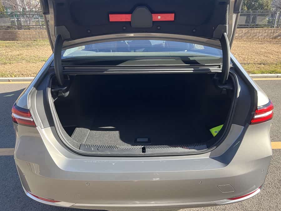 BMW i5 2024 car image #9