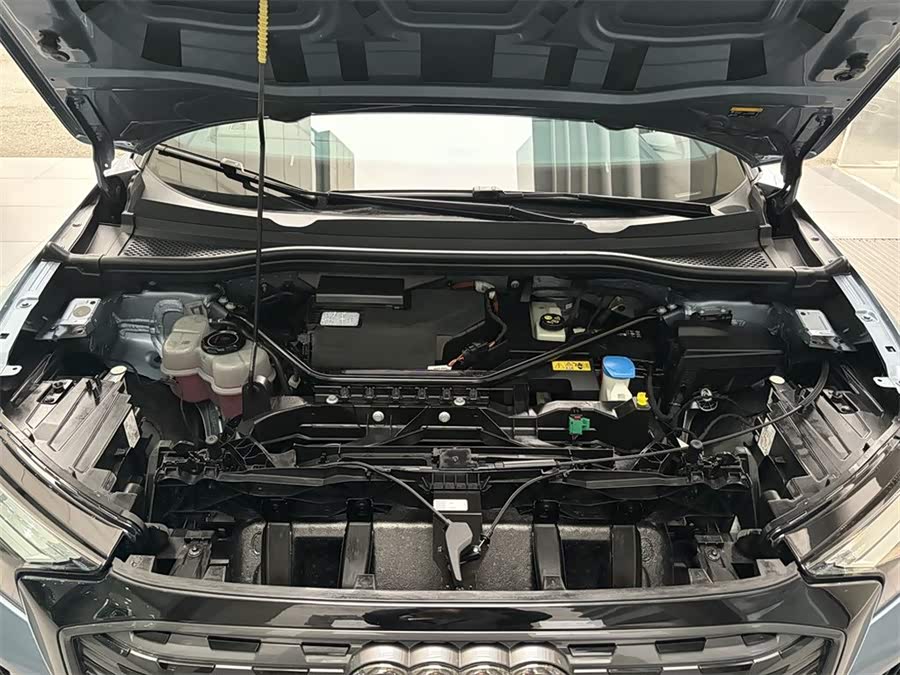 Audi Q4 e-tron 2023 صورة سيارة #9