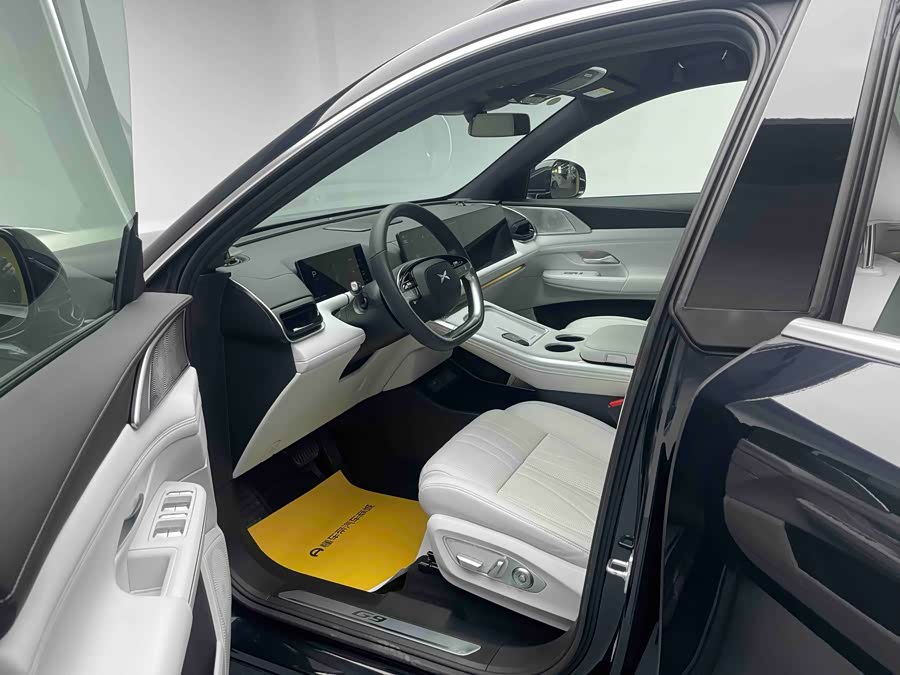 Xpeng G9 2023 car image #9