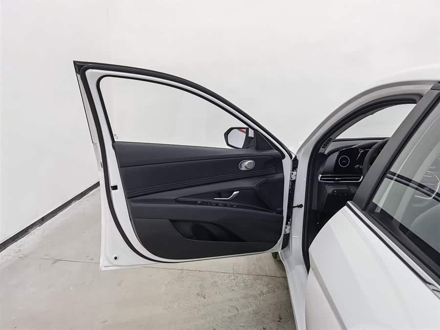 Hyundai Elantra 2024 car image #9