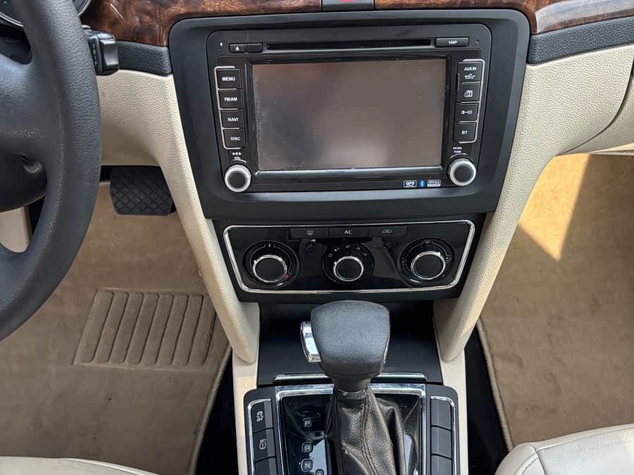 Skoda Superb 2013 car image #9