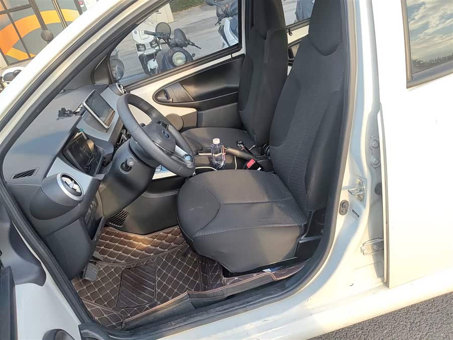 BYD e1 2019 car image #9