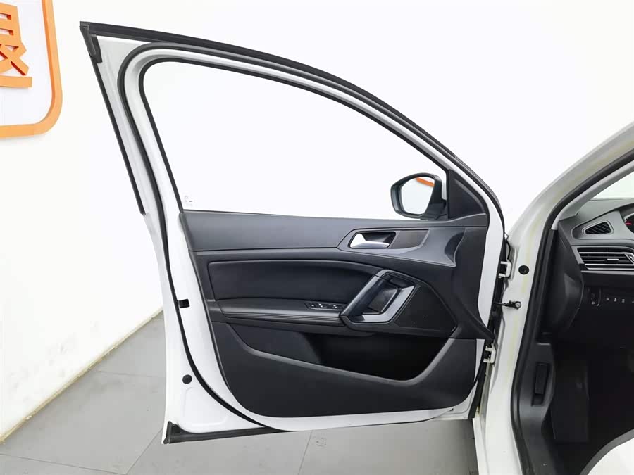 Peugeot 308 2018 car image #9