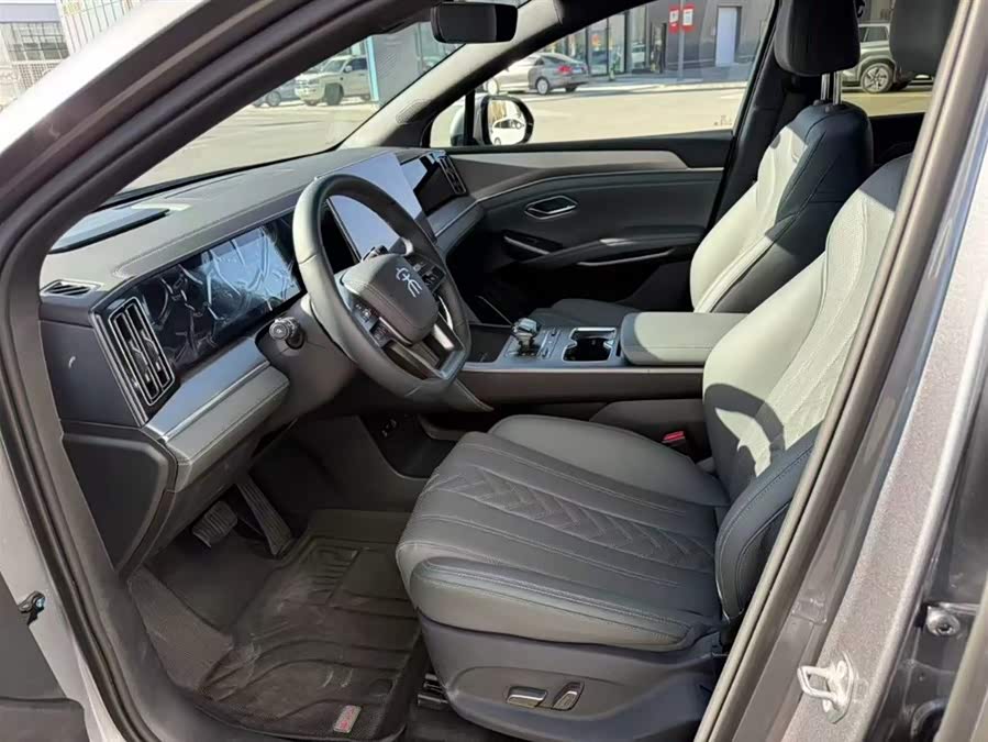 BYD SongL DM-i 2025 #9 BYD SongL DM-i 2025 car image #9