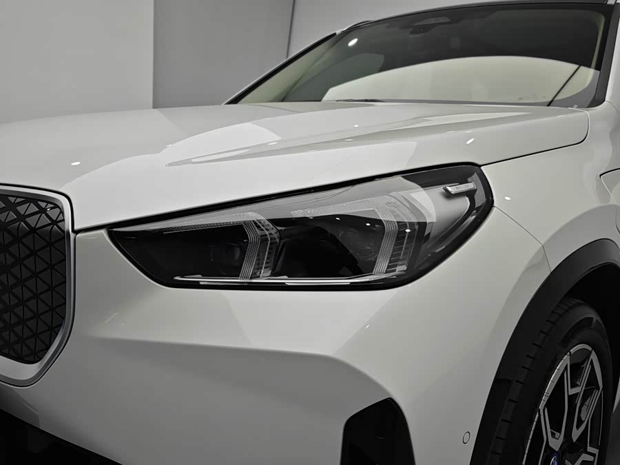 BMW iX1 2025 #9 BMW iX1 2025 car image #9