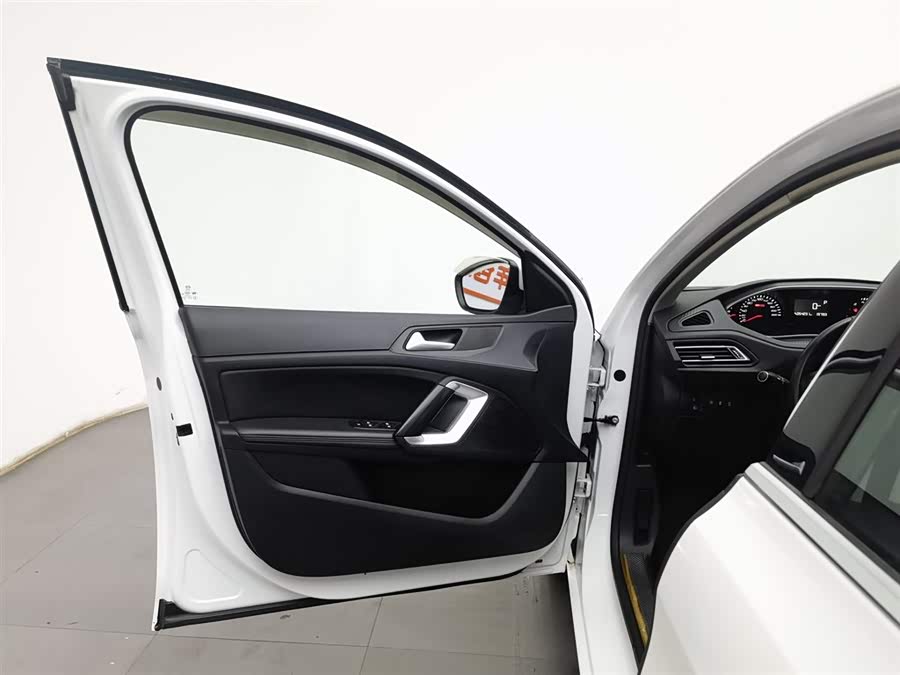 Peugeot 308 2019 car image #9