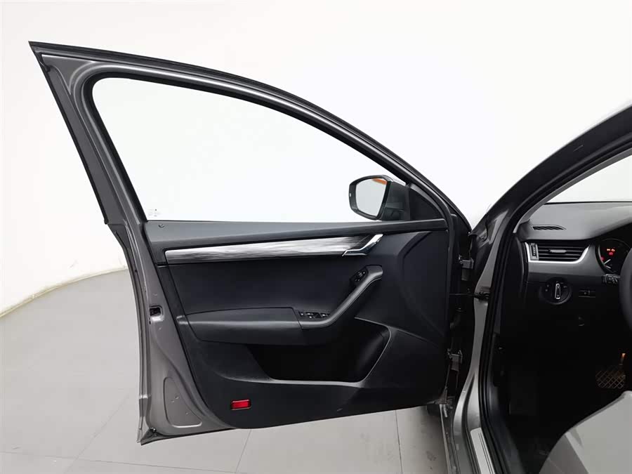 Skoda Octavia 2011 car image #9