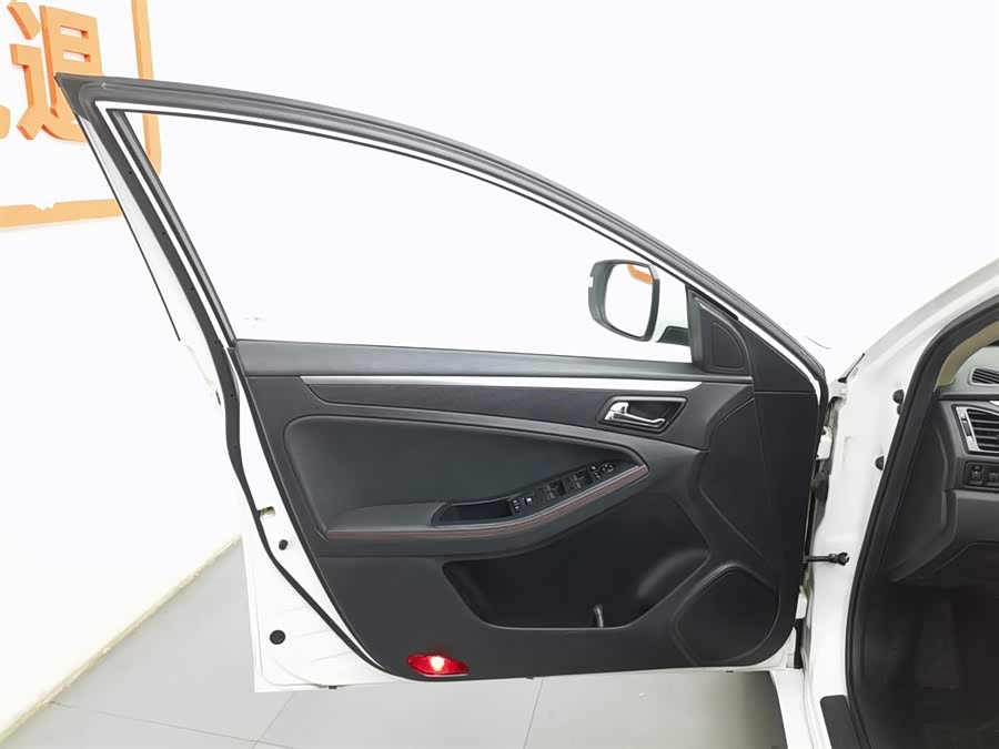 2015 car image #9