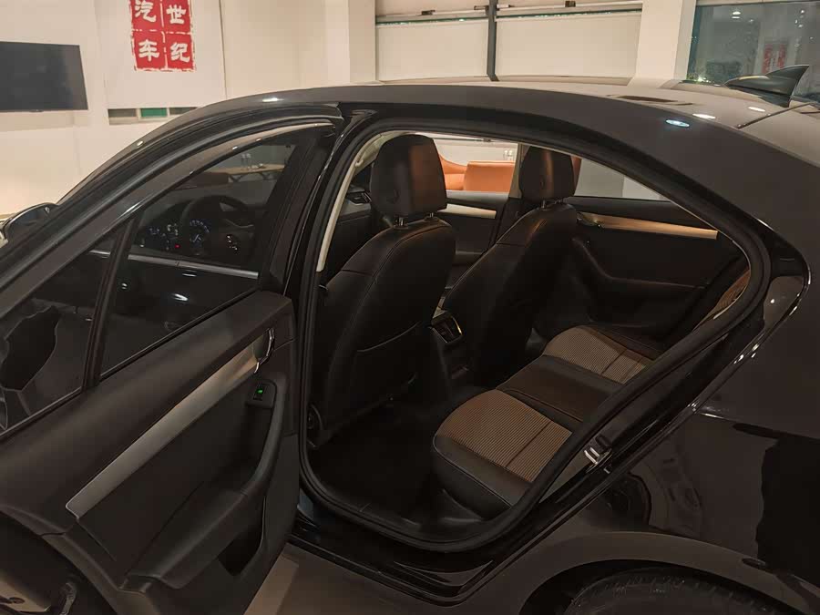 Skoda Octavia 2016 car image #9
