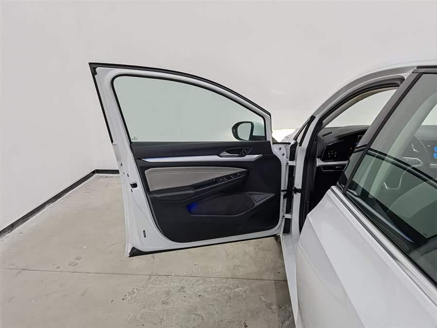 Volkswagen Golf 2021 car image #9