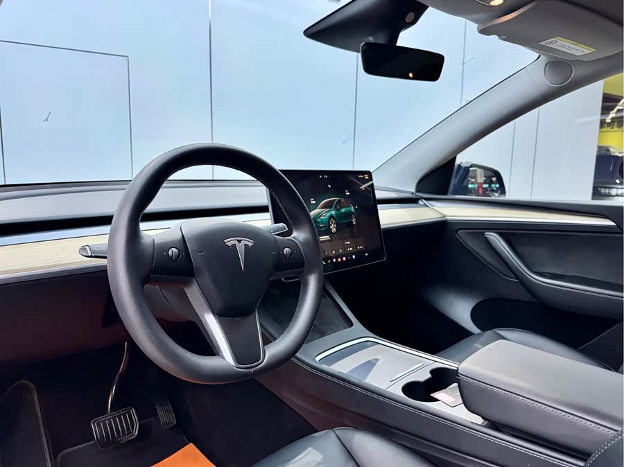 Tesla Model Y 2023 car image #9