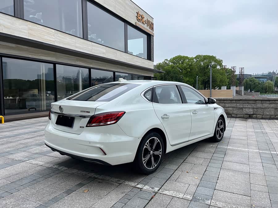6 2018 car image #9