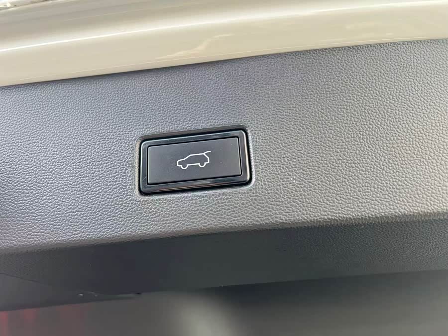 Volkswagen T-Roc 2023 car image #9