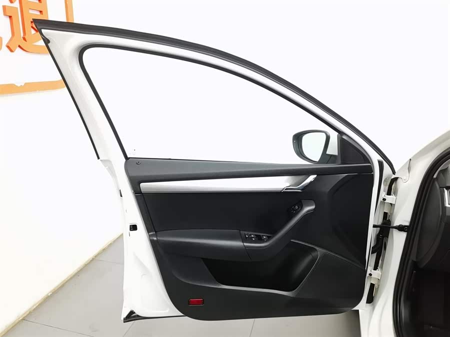 Skoda Octavia 2020 car image #9