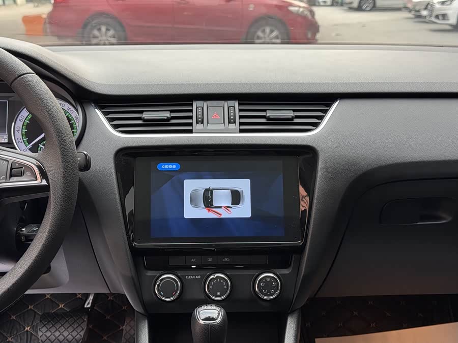 Skoda Octavia 2019 car image #9