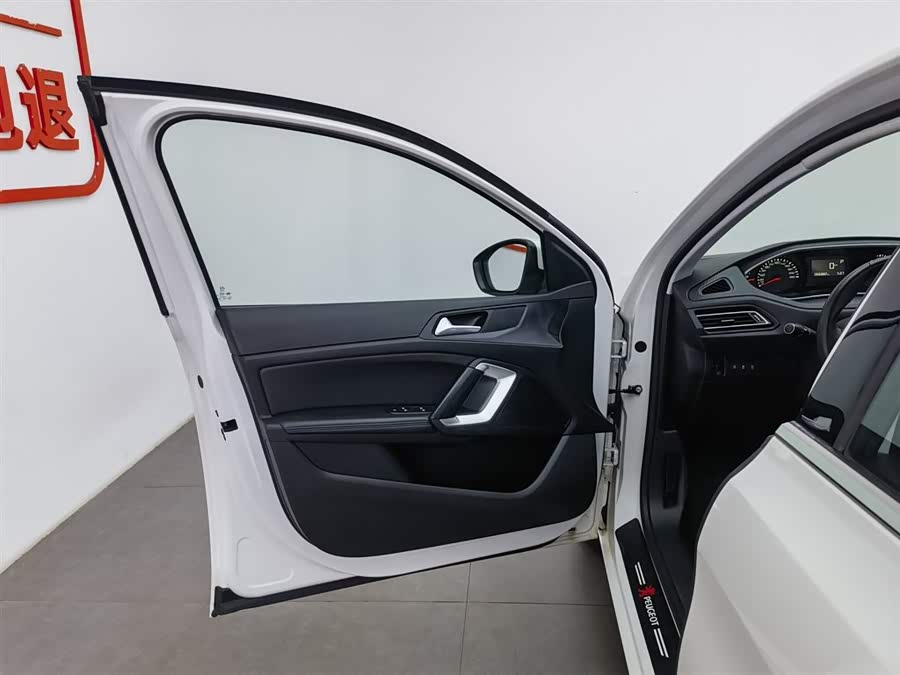 Peugeot 308 2018 car image #9