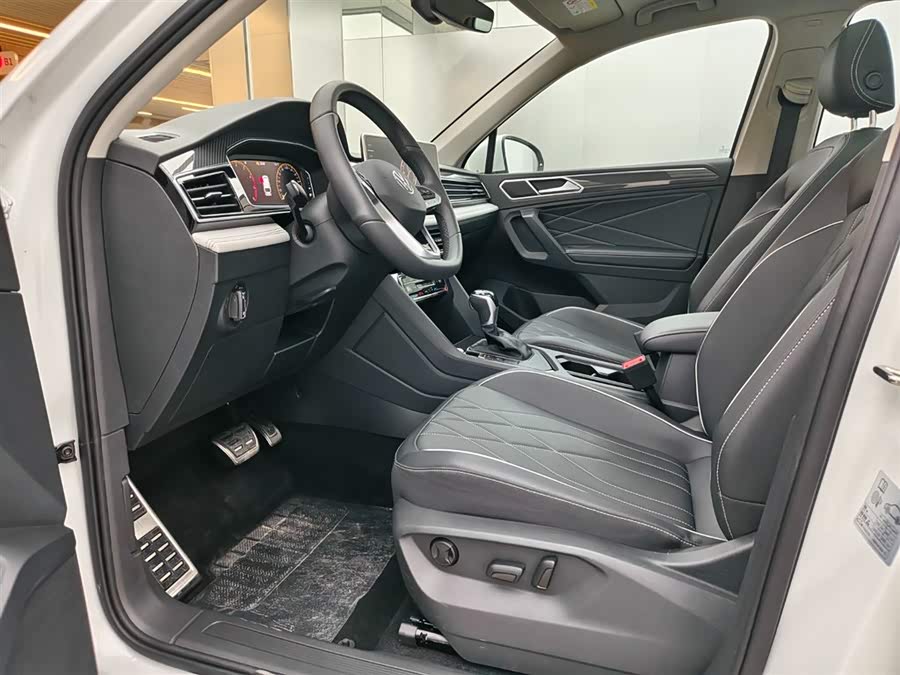 Volkswagen Tiguan L 2024 car image #9