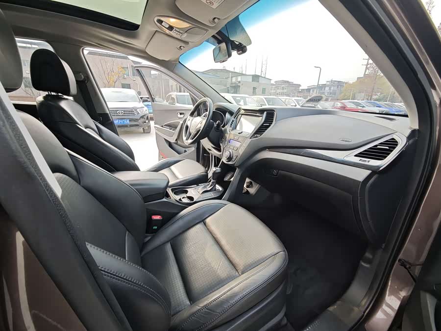 Hyundai Santa Fe 2023 car image #9