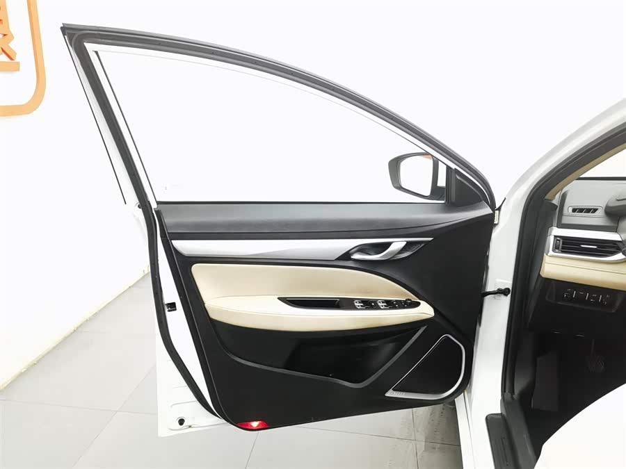 GEELY Emgrand 2018 car image #9