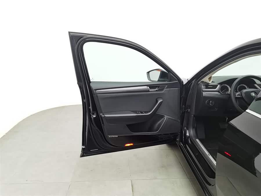 Skoda Superb 2018 car image #9