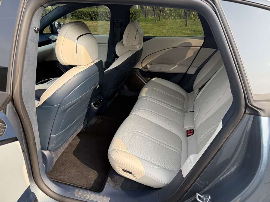 极氪 极氪007 2023 汽车图片 #9