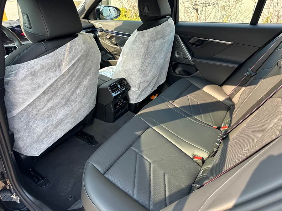 BMW i5 M60 car image #9