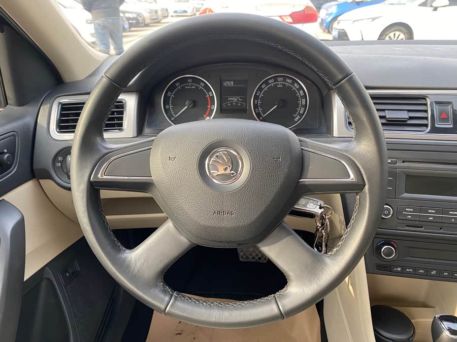 Skoda Rapid 2013 car image #9