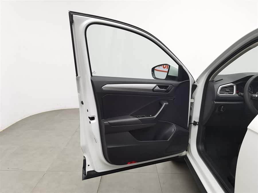 Volkswagen T-Roc 2020 car image #9