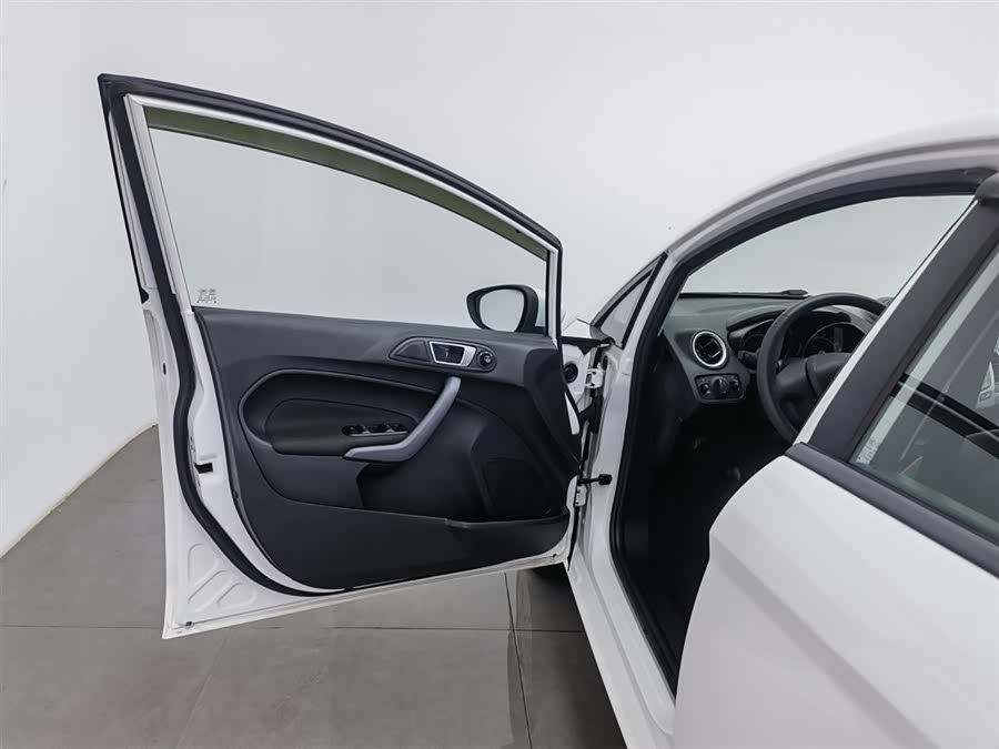 Ford Fiesta 2015 car image #9