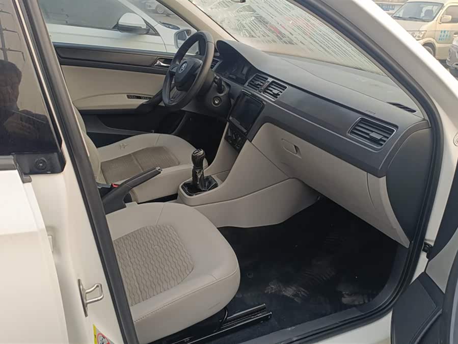 Skoda Rapid 2015 car image #9
