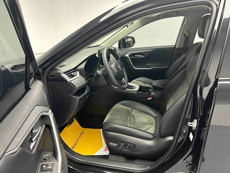 Toyota RAV4 2023 car image #9