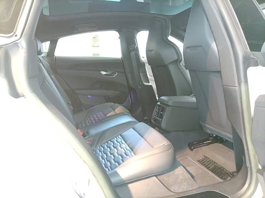 Audi e-tron GT 2024 #9 Audi e-tron GT 2024 صورة سيارة #9