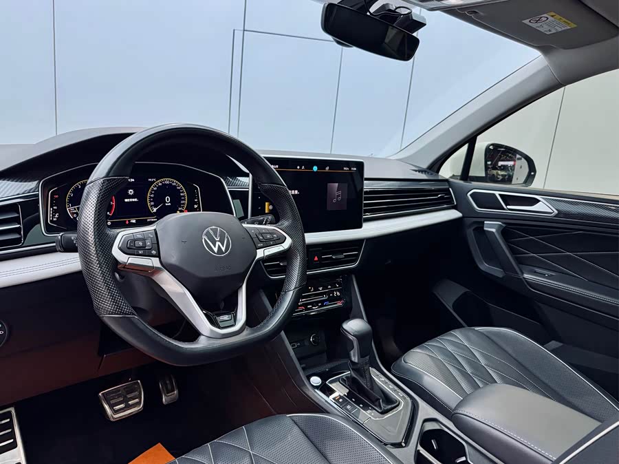 Volkswagen Tiguan L 2023 car image #9