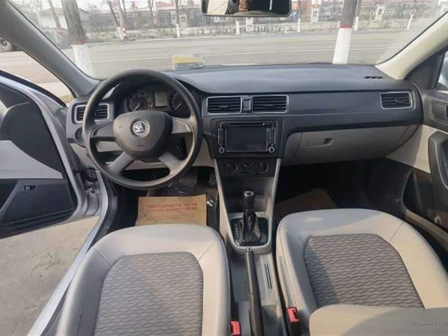 Skoda Rapid 2013 car image #9