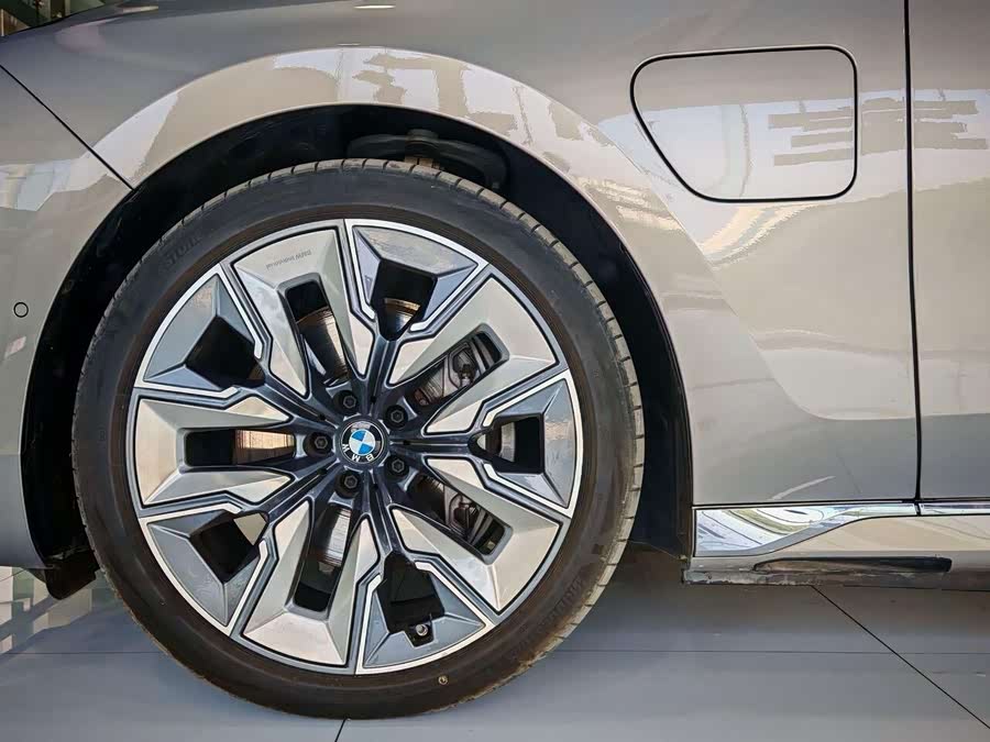 BMW i7 2022 car image #9