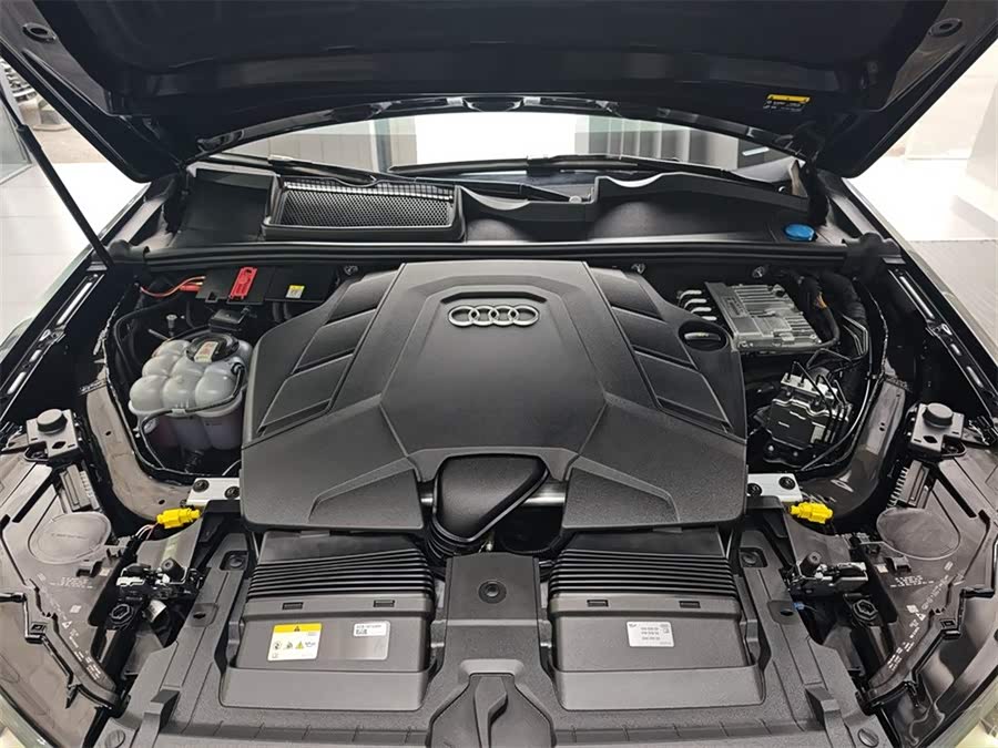 Audi Q7 2023 car image #9