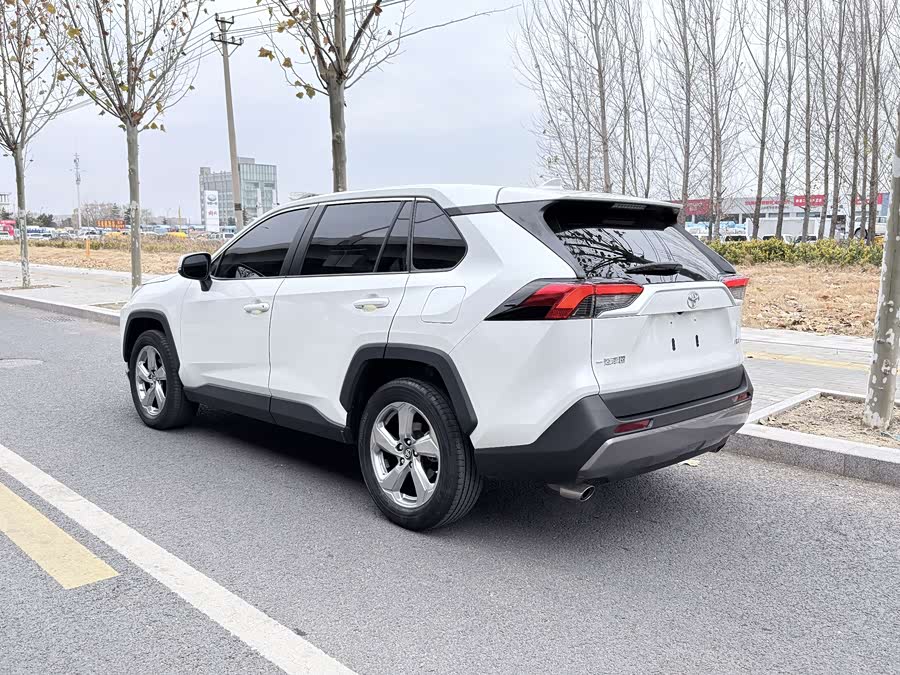 Toyota RAV4 2022 car image #9