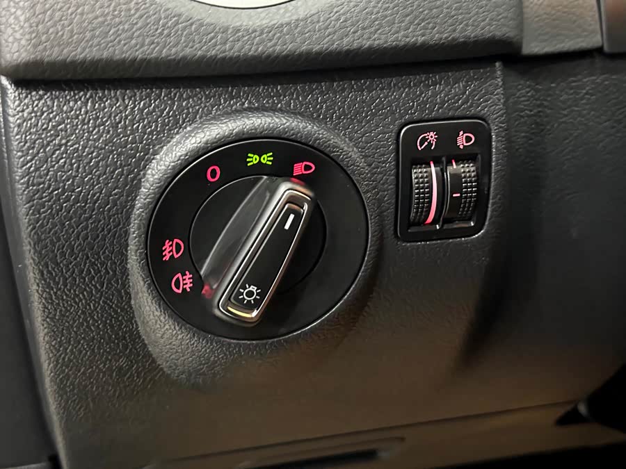 Volkswagen Tiguan 2014 car image #9