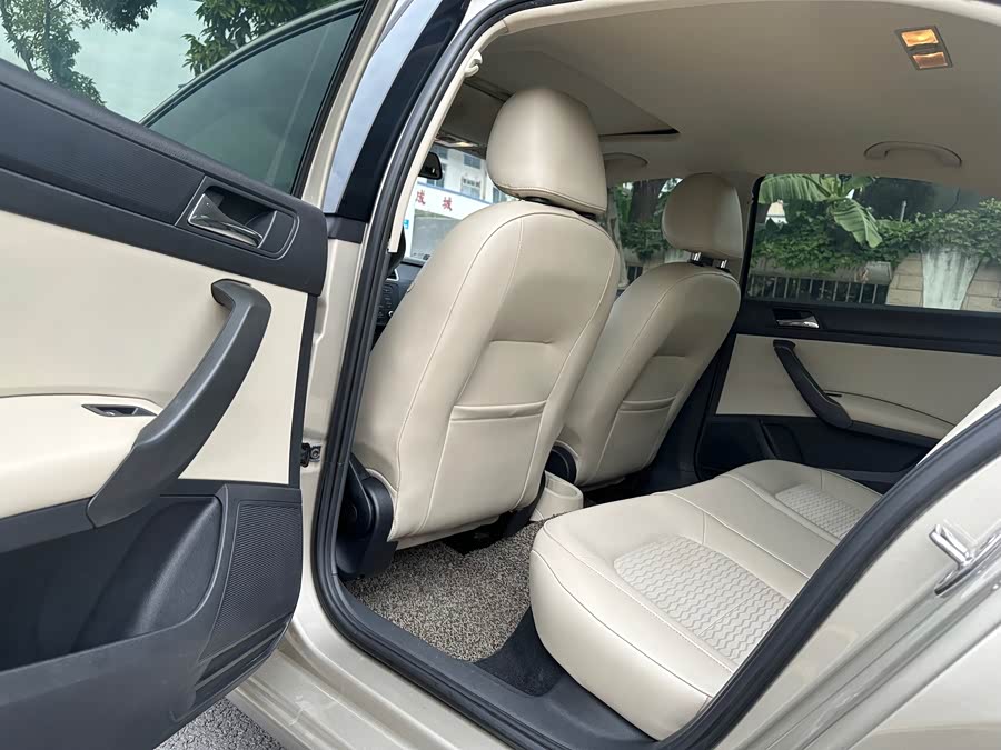 Skoda Rapid 2014 car image #9