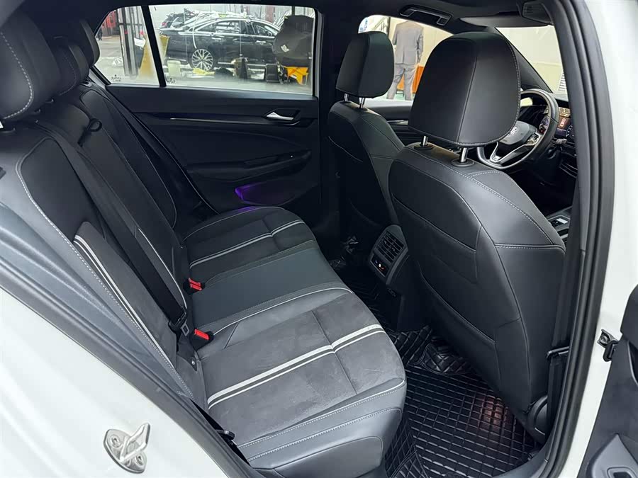 Volkswagen Golf 2023 car image #9