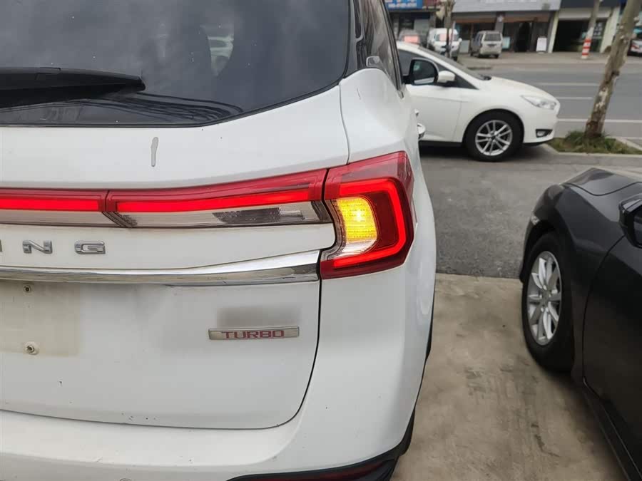 Forthing T5 2019 #9 Forthing T5 2019 صورة سيارة #9