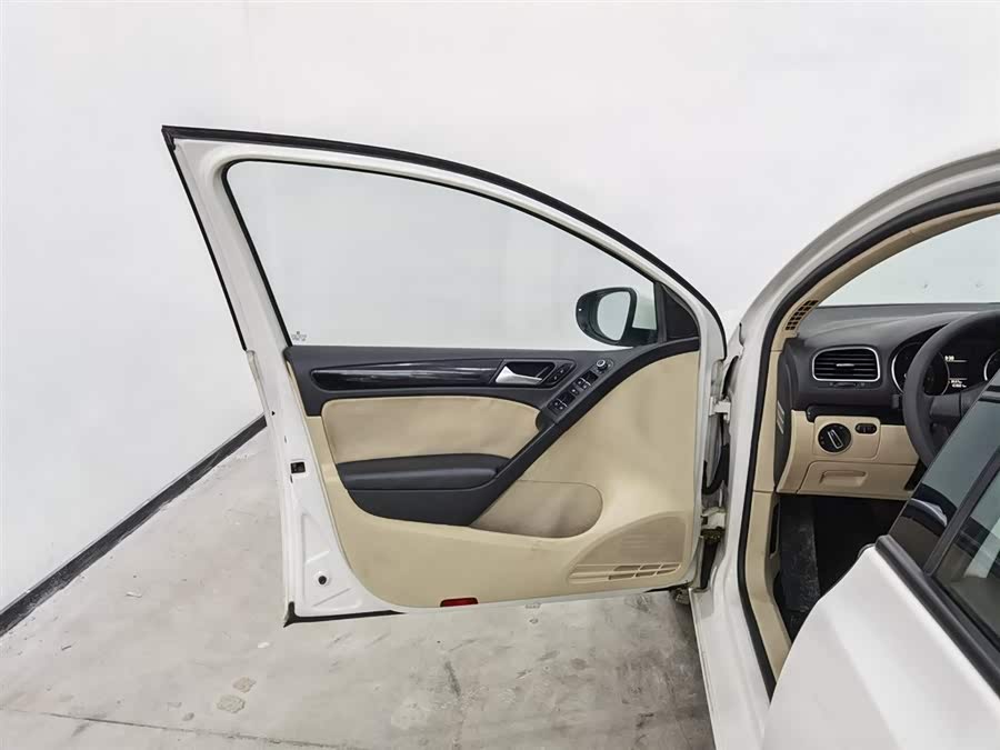 Volkswagen Golf 2011 car image #9