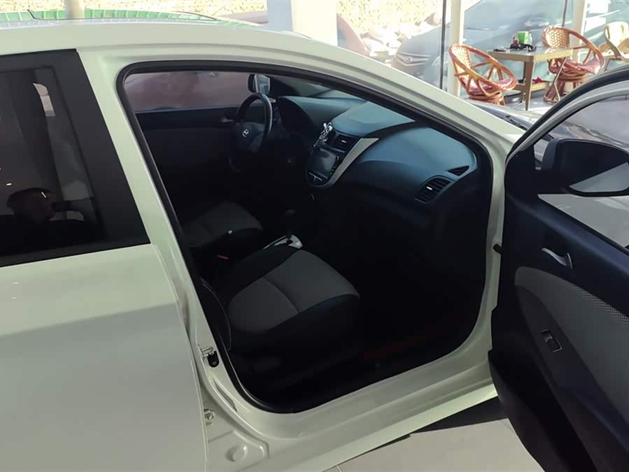 Mazda Reina Hatchback 2014 car image #9