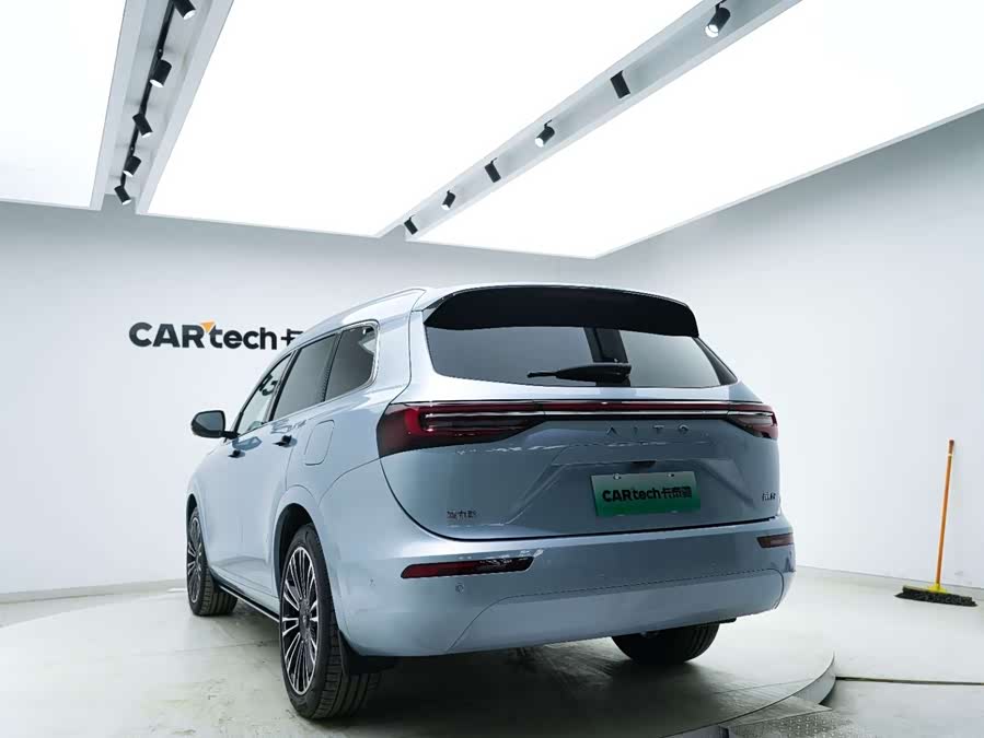 2023 car image #9